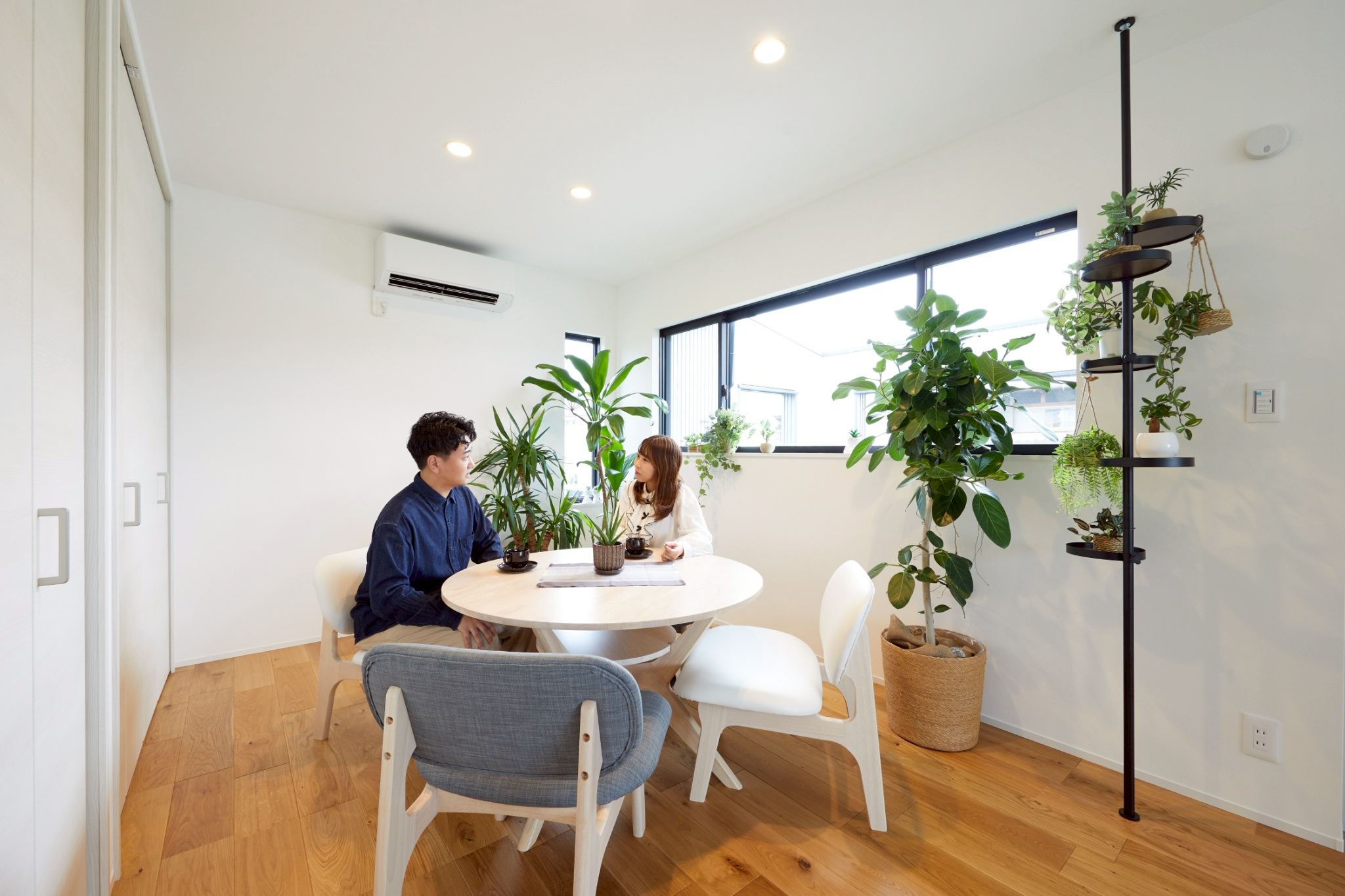 ご相談室でスタッフと話す様子