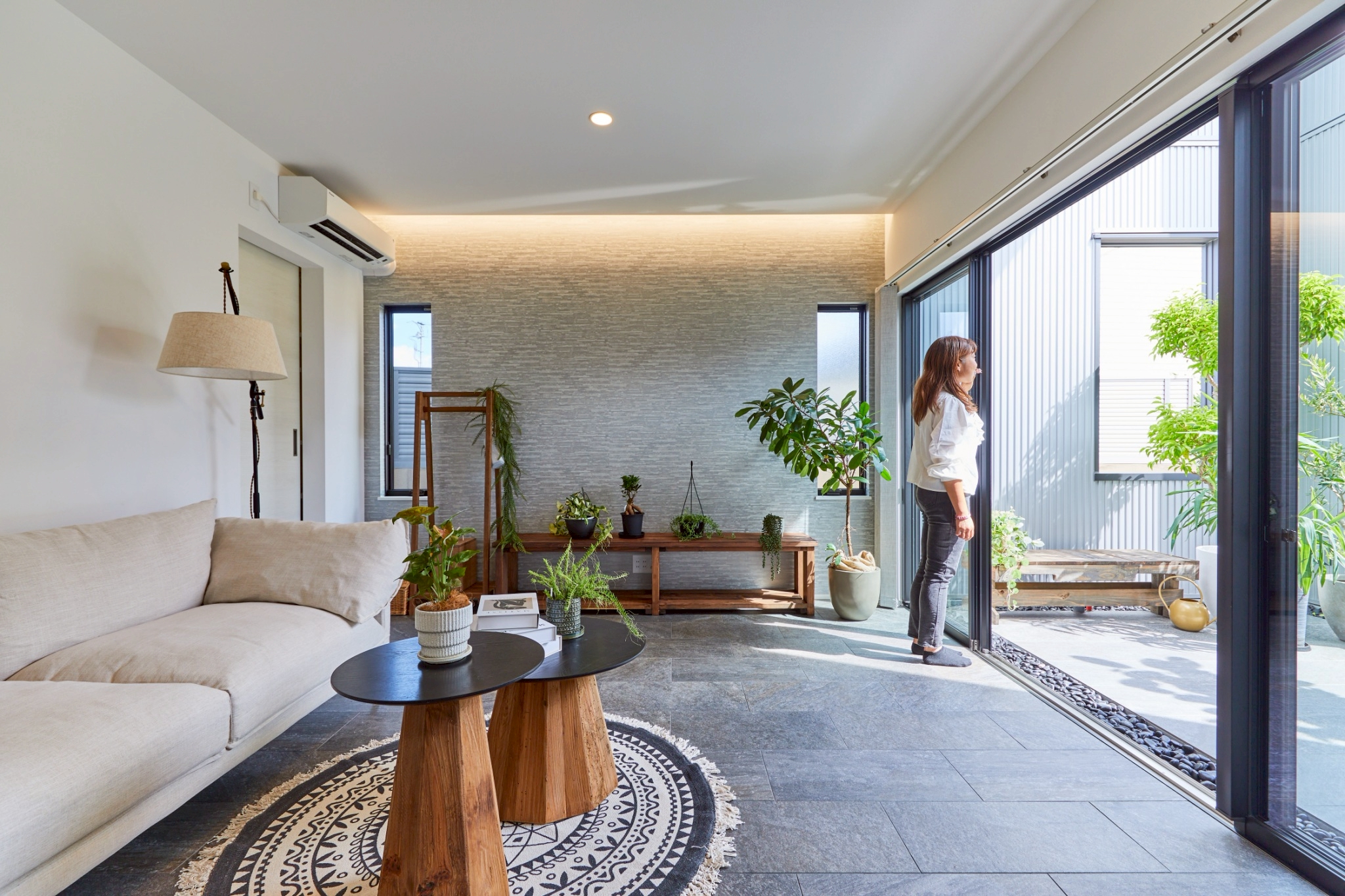 石壁×ひのきの贅沢リビング