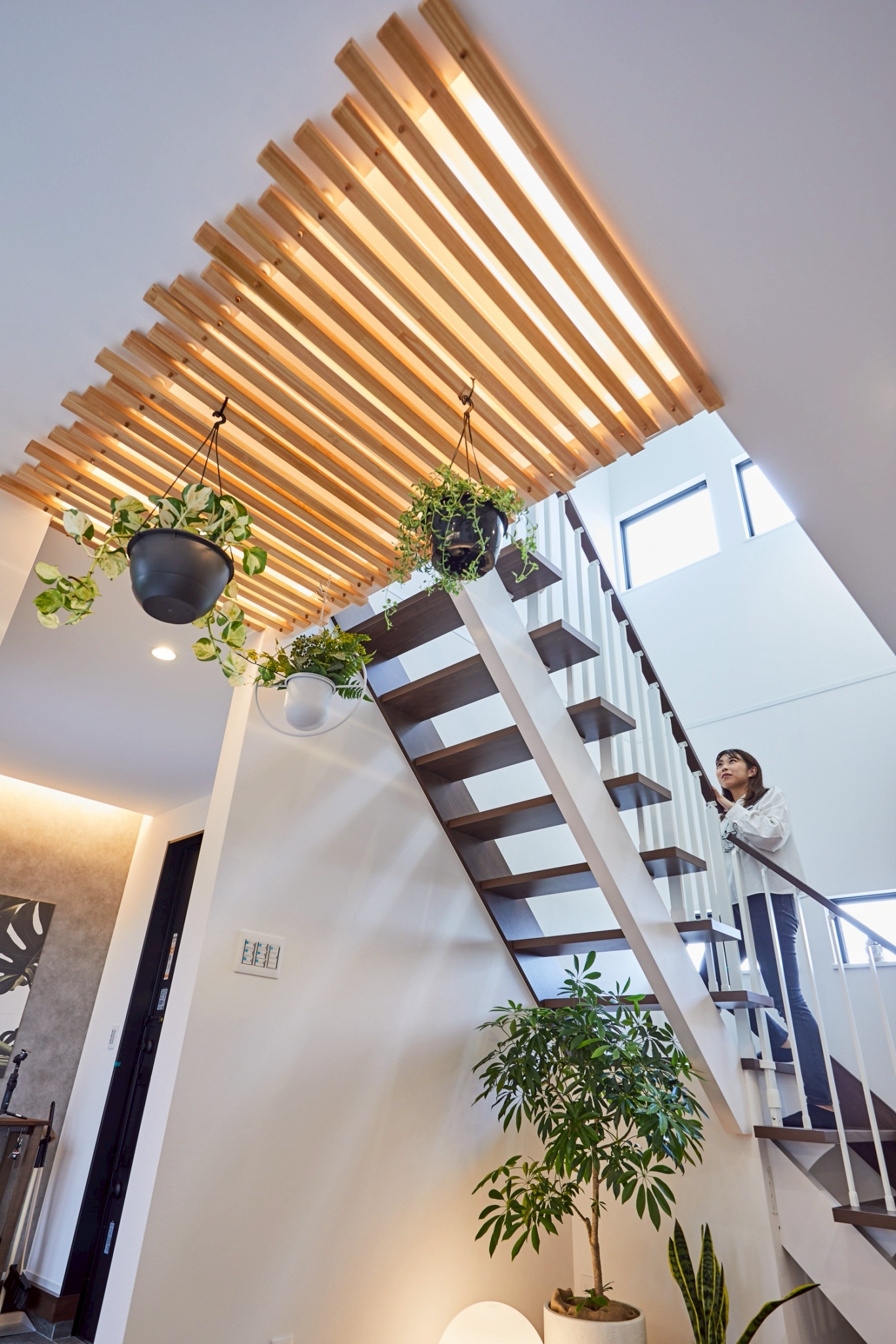 木格子が映える吹き抜け階段