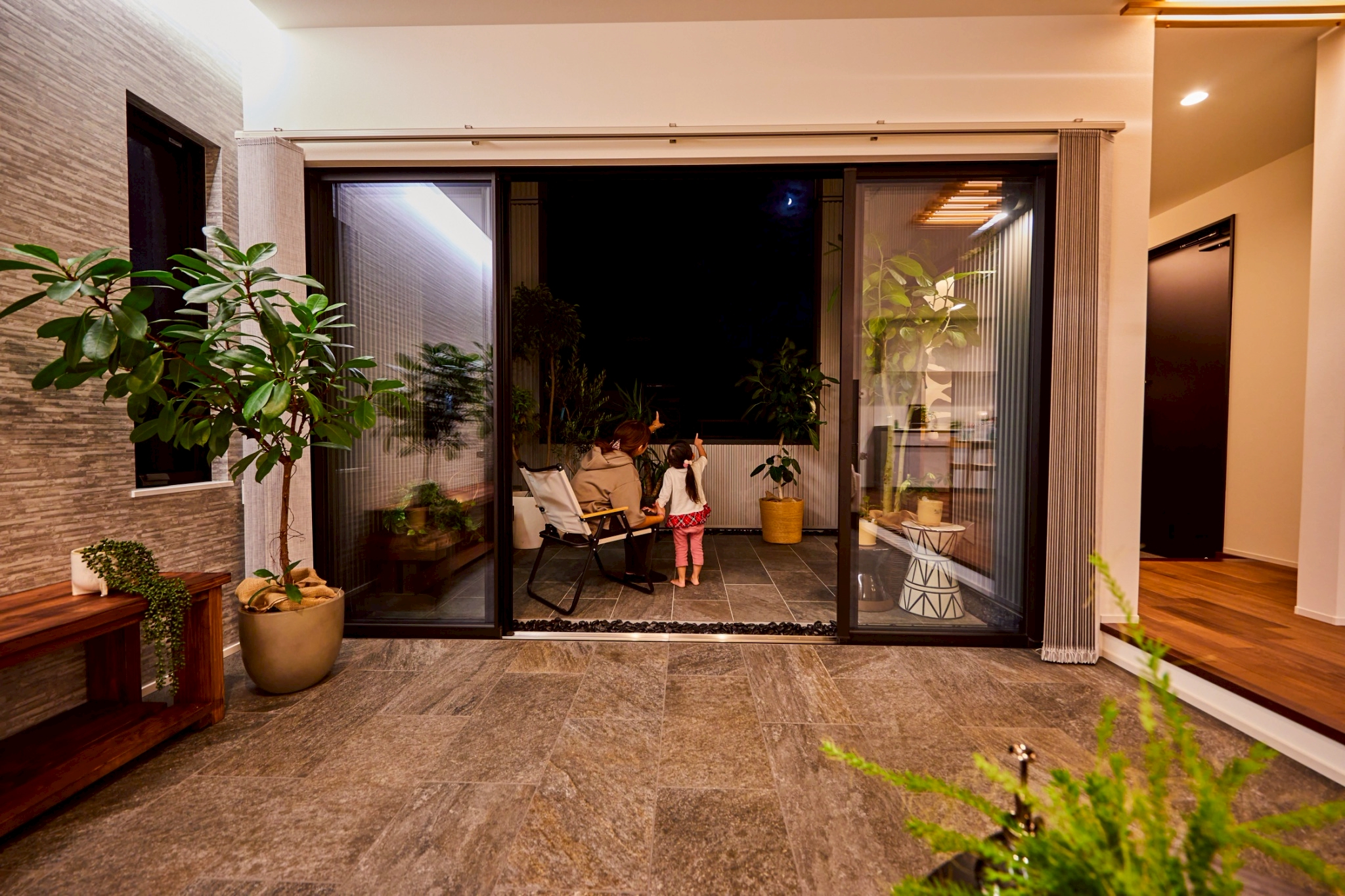 夜の中庭で遊ぶ子どもの様子