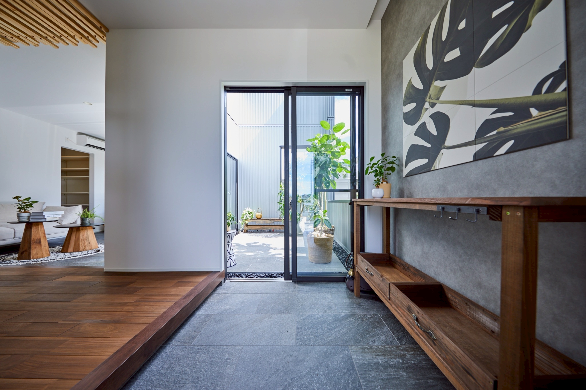 中庭が見える明るい玄関・エントランス